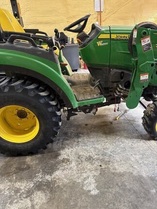 Image of John Deere 2032R equipment image 3