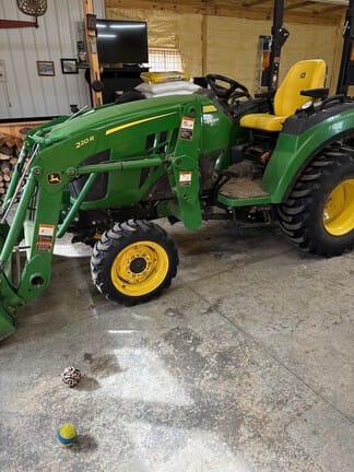 2024 John Deere 2032R Equipment Image0