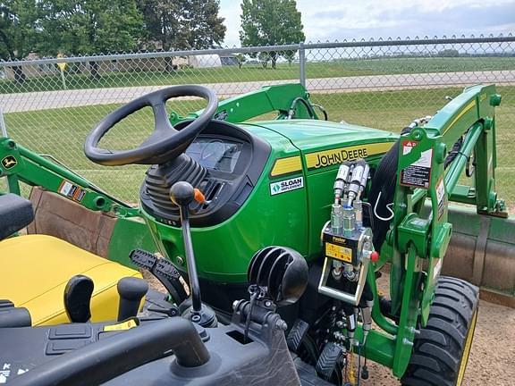 Image of John Deere 2032R equipment image 1