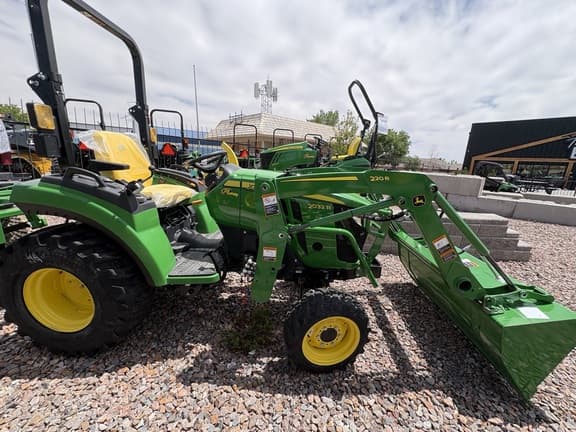 Image of John Deere 2032R equipment image 2