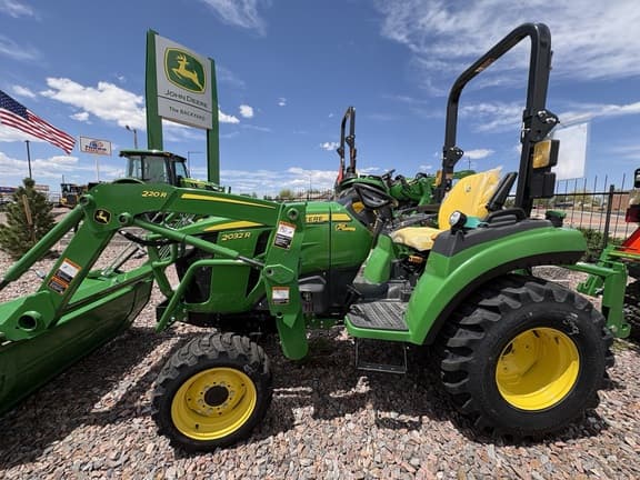 Image of John Deere 2032R equipment image 4