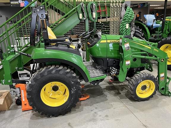 Image of John Deere 2032R equipment image 3