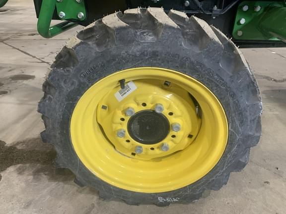 Image of John Deere 2032R equipment image 3