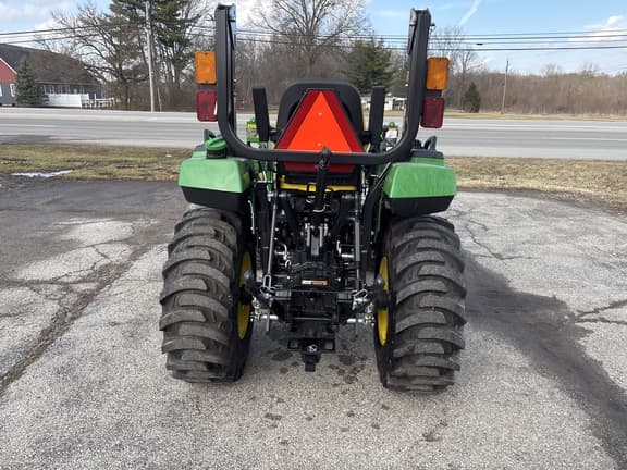 Image of John Deere 2032R equipment image 3