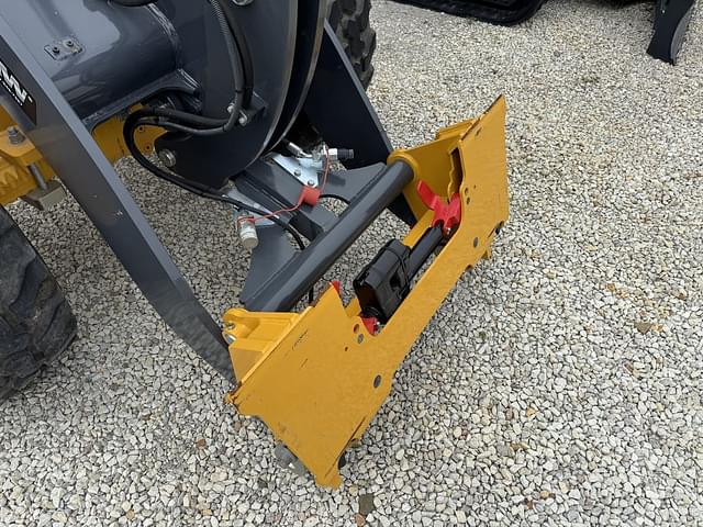 Image of John Deere 204G equipment image 2