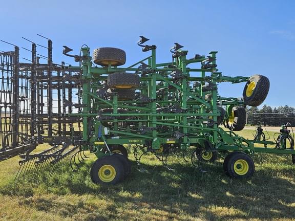 Image of John Deere 2230FH equipment image 2
