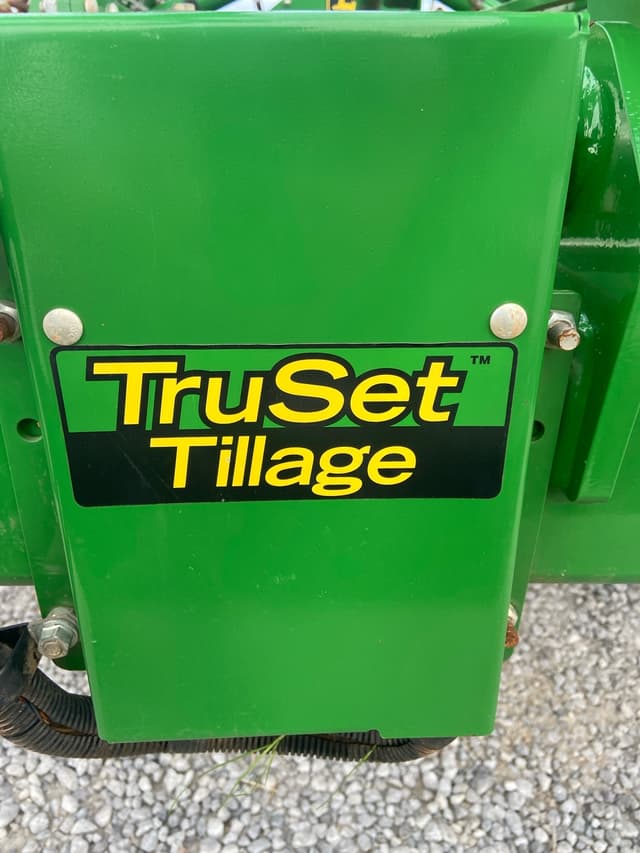 Image of John Deere 2660VT equipment image 1