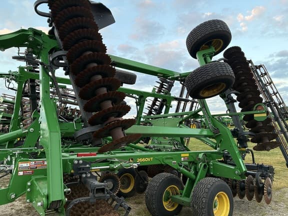Image of John Deere 2660VT equipment image 2