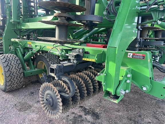 Image of John Deere 2660VT equipment image 3