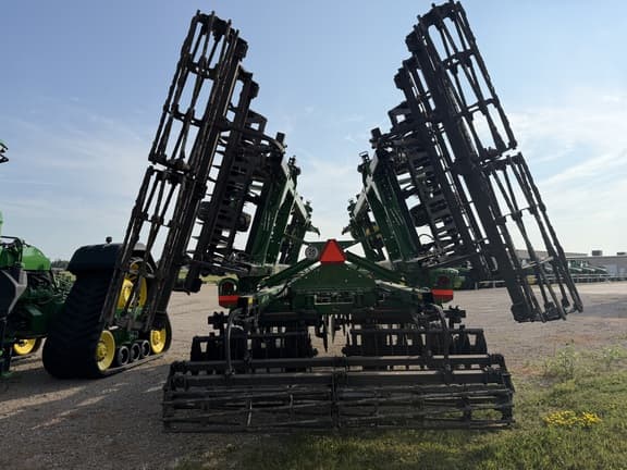 Image of John Deere 2660VT equipment image 4