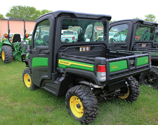 Image of John Deere XUV 835M equipment image 2