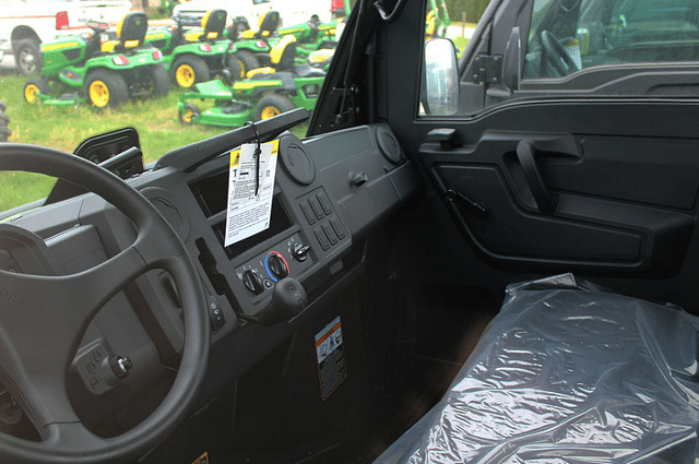 Image of John Deere XUV 835M equipment image 4