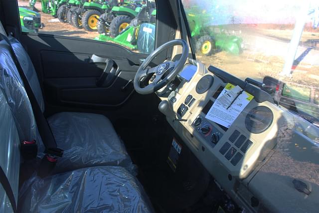 Image of John Deere XUV 835R equipment image 3