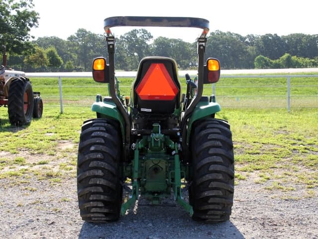 Image of John Deere 3033R equipment image 4