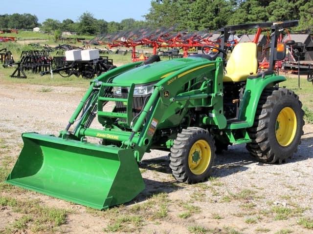 Image of John Deere 3033R equipment image 2