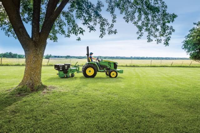 Image of John Deere 3039R equipment image 4