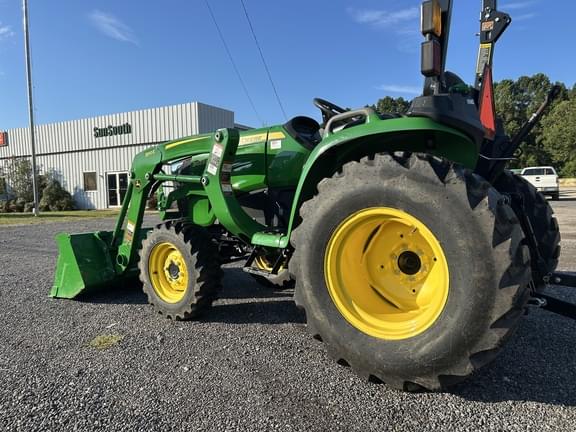 Image of John Deere 3025E equipment image 2