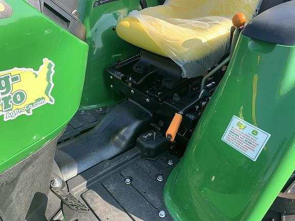 Image of John Deere 3032E equipment image 4