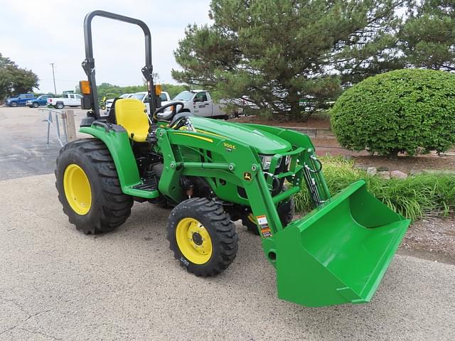 Image of John Deere 3032E equipment image 1