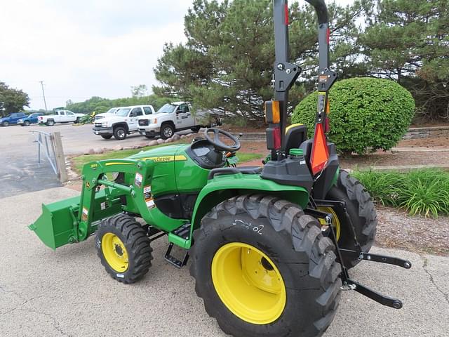 Image of John Deere 3032E equipment image 2