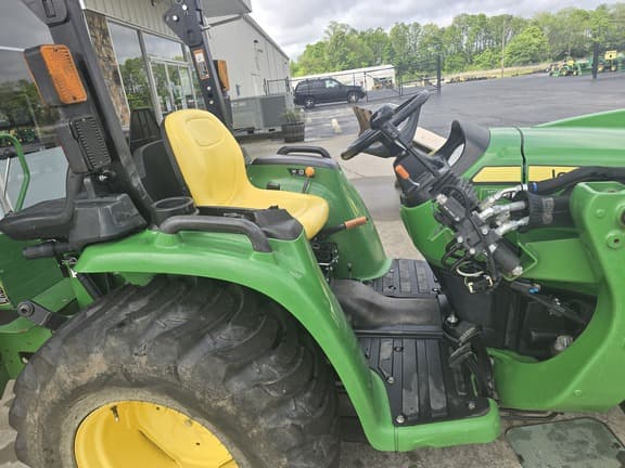 Image of John Deere 3032E equipment image 4