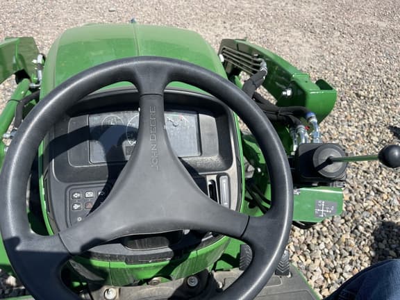 Image of John Deere 3032E equipment image 4