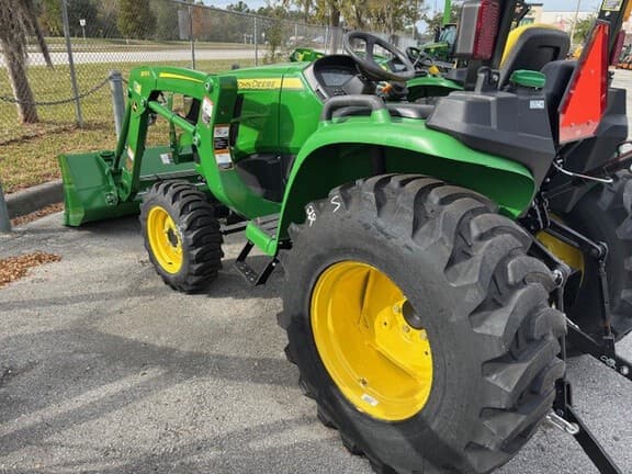 Image of John Deere 3032E equipment image 4