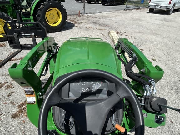 Image of John Deere 3032E equipment image 4