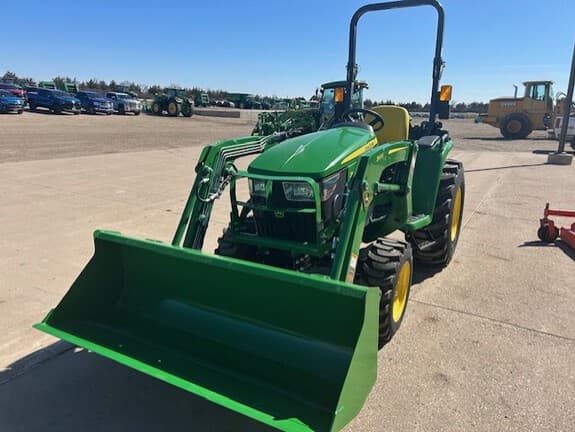 Image of John Deere 3032E equipment image 3