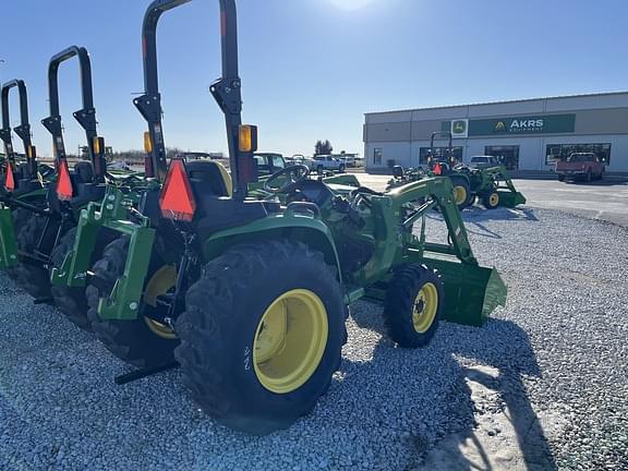 Image of John Deere 3032E equipment image 4