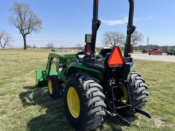 Image of John Deere 3032E equipment image 4