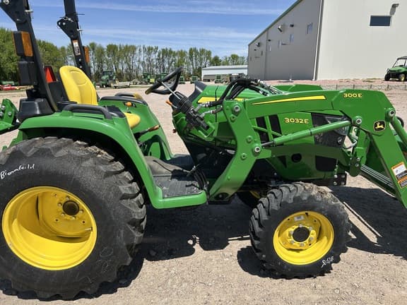 Image of John Deere 3032E equipment image 1