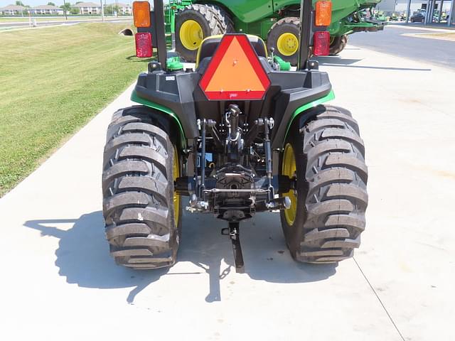 Image of John Deere 3032E equipment image 4