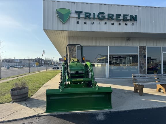 Image of John Deere 3033R equipment image 1
