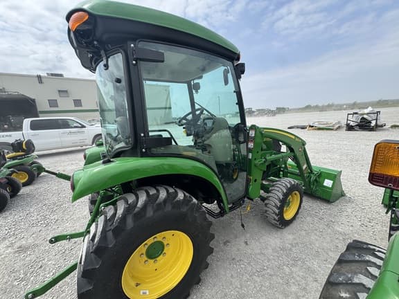 Image of John Deere 3033R equipment image 2