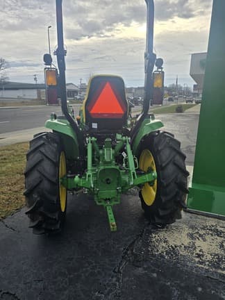 Image of John Deere 3033R equipment image 3