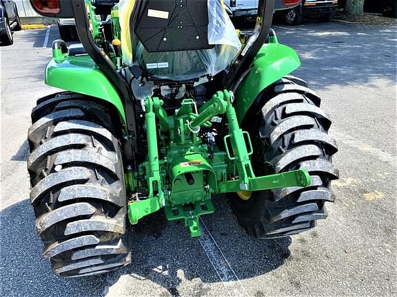 Image of John Deere 3033R equipment image 3