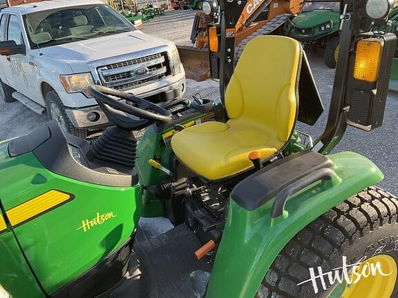 Image of John Deere 3033R equipment image 4