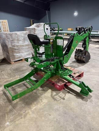 Image of John Deere 3033R equipment image 4