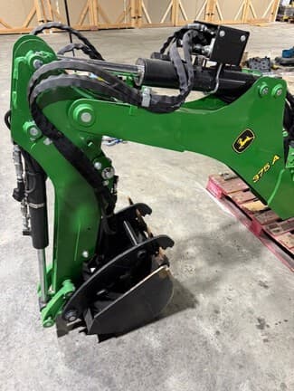 Image of John Deere 3033R equipment image 3