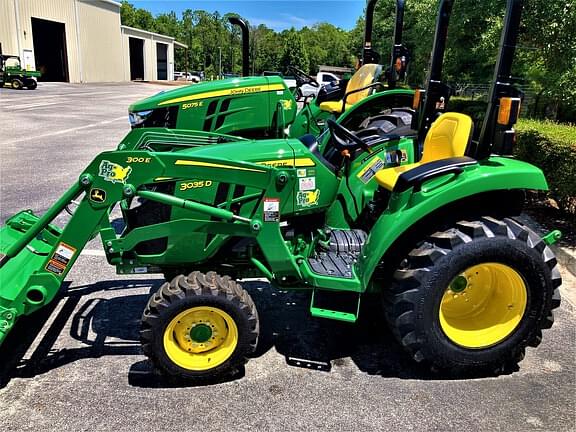 Image of John Deere 3035D equipment image 4