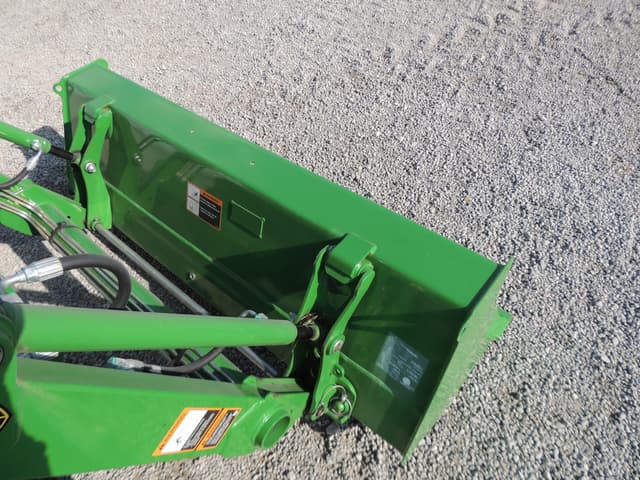 Image of John Deere 3038E equipment image 4