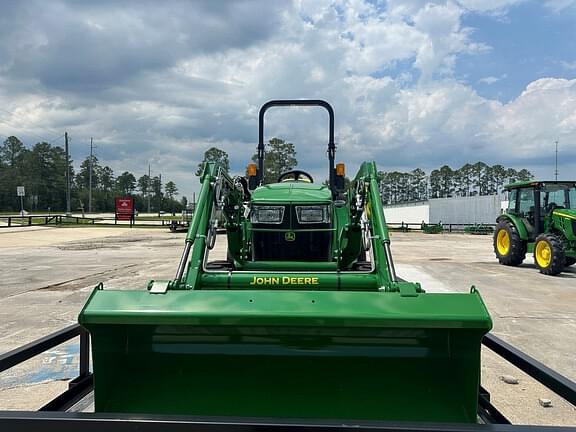 Image of John Deere 3038E equipment image 2