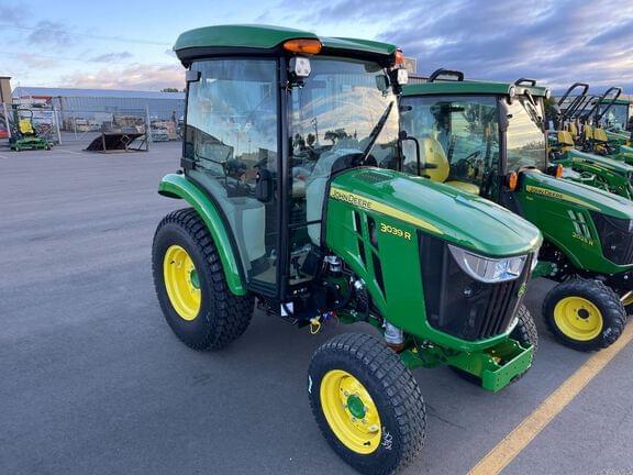 Image of John Deere 3039R equipment image 1