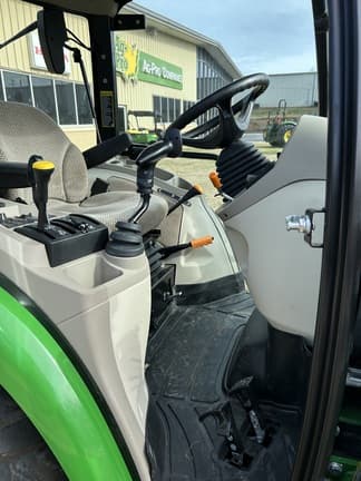 Image of John Deere 3039R equipment image 4