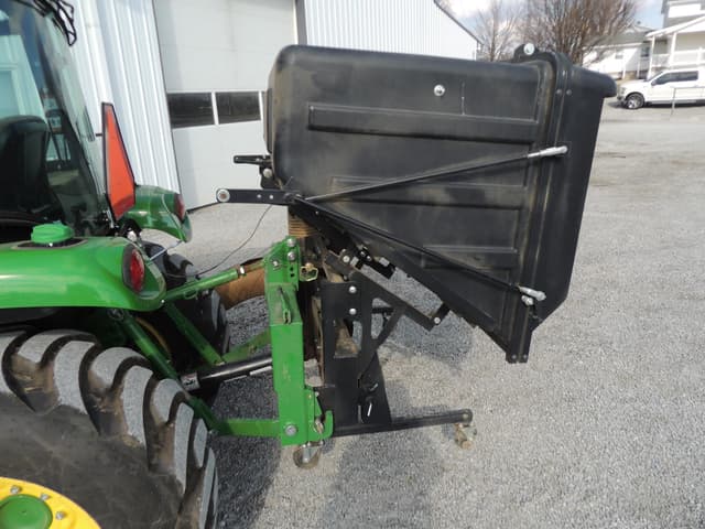 Image of John Deere 3039R equipment image 4