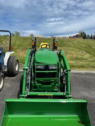 Image of John Deere 3039R equipment image 1