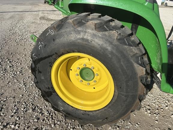 Image of John Deere 3039R equipment image 4