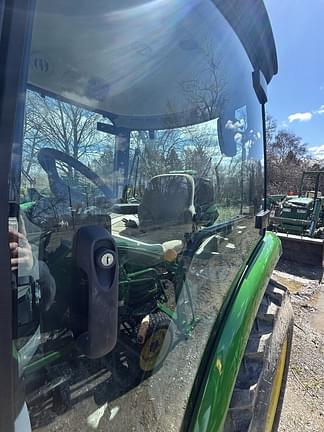 Image of John Deere 3039R equipment image 2