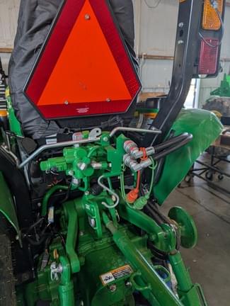Image of John Deere 3039R equipment image 4